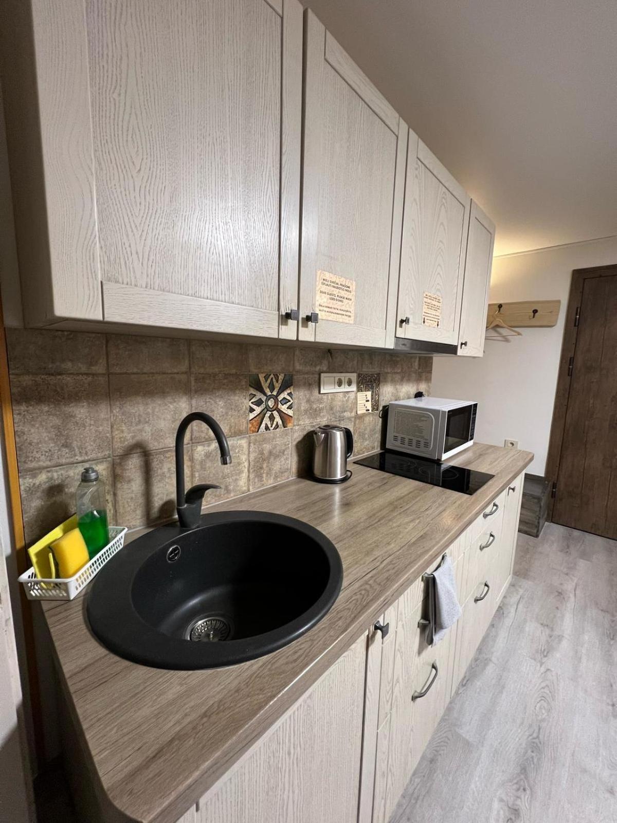 Kubu Ground Floor Rooms Klaipeda Luaran gambar